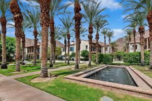 een villa met palmbomen en een zwembad bij 48573 Classic Unit B in La Quinta