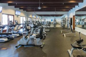 een fitnessruimte met diverse loopbanden en cardio-apparatuur bij 48573 Classic Unit B in La Quinta