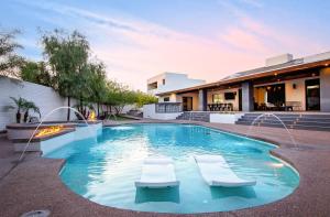 Πισίνα στο ή κοντά στο Luxury Micro-Resort, Theater, Sauna, Heated Pool
