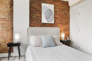 Postel nebo postele na pokoji v ubytování Chic Studio in the Heart of Brooklyn