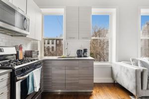 Kuchyň nebo kuchyňský kout v ubytování Chic Studio in the Heart of Brooklyn