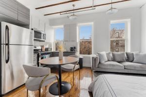 Kuchyň nebo kuchyňský kout v ubytování Chic Studio in the Heart of Brooklyn