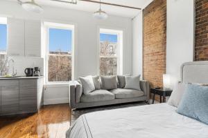 Posezení v ubytování Chic Studio in the Heart of Brooklyn