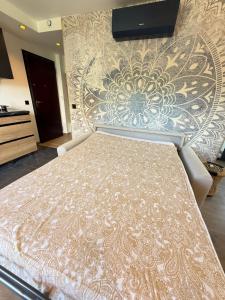 a bedroom with a bed with a wall mural at Romance Marine , face à la mer in Villeneuve-Loubet