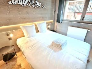 Giường trong phòng chung tại Appartement moderne aux Gets, 4 pers, centre, wifi, parking - FR-1-598-64