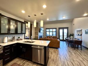 een open keuken en een woonkamer met een bank bij Blackstone Overlook 312 by SkyRun Park City in Park City