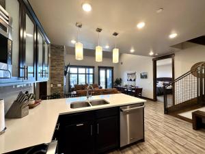 een keuken met een spoelbak en een woonkamer bij Blackstone Overlook 312 by SkyRun Park City in Park City