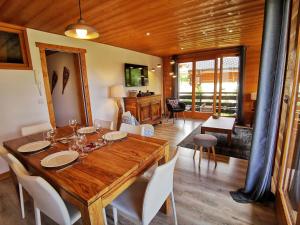 a dining room with a wooden table and chairs at Appartement rénové 4* aux Gets, 6 pers, parking inclus - FR-1-598-127 in Les Gets