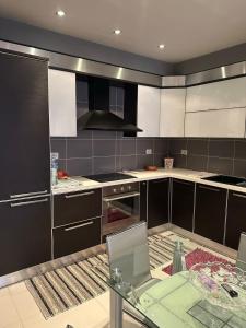 Kuchyň nebo kuchyňský kout v ubytování Sea View Apartment