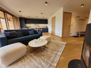 salon z kanapą i stołem w obiekcie Spacieux duplex 3 chambres en suites, proche pistes et navettes, Les Gets - FR-1-598-140 w mieście Les Gets