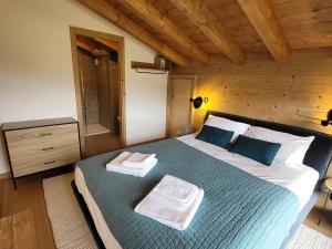 Łóżko lub łóżka w pokoju w obiekcie Spacieux duplex 3 chambres en suites, proche pistes et navettes, Les Gets - FR-1-598-140
