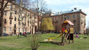 Otroško igrišče poleg nastanitve Harmony Life Two-room apartment in Riga