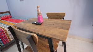 a wooden table with a bottle on top of it at Habitación amoblada y acogedora in Pucallpa