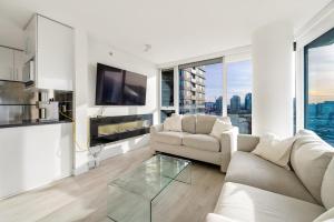 Η κουζίνα ή μικρή κουζίνα στο Bright 3BR Downtown Vancouver Condo w Pool & Gym