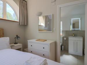 En eller flere senge i et værelse på Damson Tree Cottage + 41 billeder