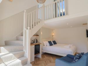 En eller flere senge i et værelse på Damson Tree Cottage