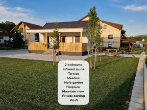 una casa con un cartello di fronte a un cortile di Holiday home Melisa a Mozirje