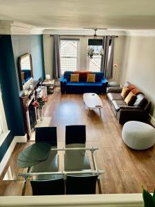 una sala de estar con un sofá y una mesa en Richmond charm cozy apartment, en Richmond upon Thames