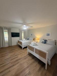 Ένα ή περισσότερα κρεβάτια σε δωμάτιο στο 4 Elderberry Ln, New Build, Elevator, Steps to Beach, Putting Green, Private Pool