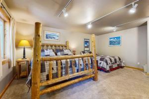 1 dormitorio con litera de madera en una habitación en Northern Moose Lodge, en McCall