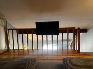 Televiisor ja/või meelelahutuskeskus majutusasutuses Luka's loft studio