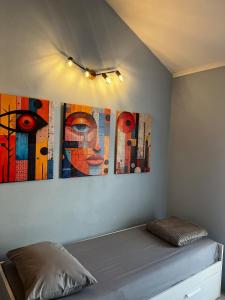 Voodi või voodid majutusasutuse Luka's loft studio toas