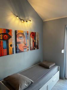 Voodi või voodid majutusasutuse Luka's loft studio toas