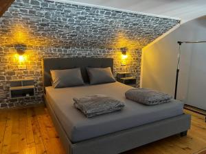 Voodi või voodid majutusasutuse Luka's loft studio toas
