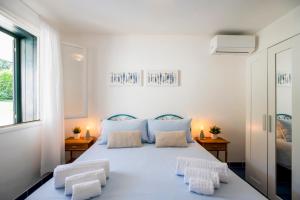 A bed or beds in a room at Villa Vulcano Még 23 kép