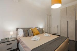 a bedroom with a bed with two towels on it at Un nido a Boccadasse in Genova