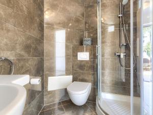 Phòng tắm tại House Krnic 2 +19 ảnh