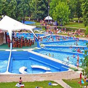 a group of people in a swimming pool at natoli in Căbeşti