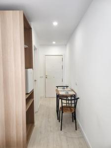 Zimmer mit einem Tisch, einem Stuhl und einer Tür in der Unterkunft Martianez Luxury vista Tenerife in Puerto de la Cruz