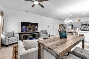 リーズバーグにあるBrand New 2-2 Villa with Golf Cartのテーブルと椅子、キッチンのあるリビングルーム +33枚の写真