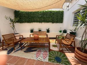 um pátio com 2 cadeiras de madeira e uma mesa em Beach Retreat on Front Street em Philipsburg