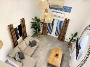 uma sala de estar com um sofá e uma mesa em Beach Retreat on Front Street em Philipsburg