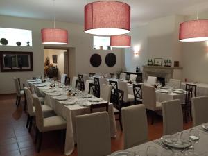 ห้องอาหารหรือที่รับประทานอาหารของ Casa do Alfaro
