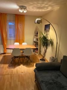 un salon avec une table et un canapé dans l'établissement Ferienwohnung Bornheim Hersel, à Bornheim