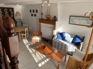 a living room with a couch and a table at Petite Maison de Pêcheur in Mesquer