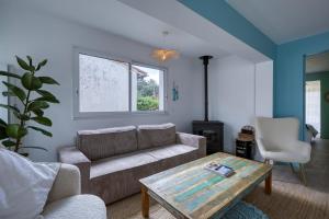 una sala de estar con un sofá y una mesa en Maison des Bouillats - Welkeys, en Saint-Trojan-les-Bains