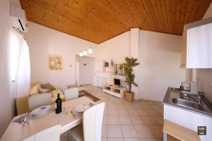 Η κουζίνα ή μικρή κουζίνα στο Gesamte Wohnung In Vir Mit Großem Balkon +16 φωτογραφίες