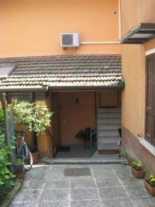 une entrée de maison avec un escalier et une fenêtre dans l'établissement Casaldo, à Gardone Riviera