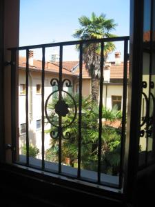- une vue sur un palmier depuis la fenêtre dans l'établissement Casaldo, à Gardone Riviera