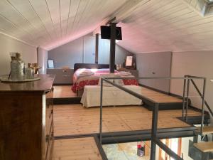 Cette grande chambre comprend un lit et une table en verre. dans l'établissement Casaldo, à Gardone Riviera