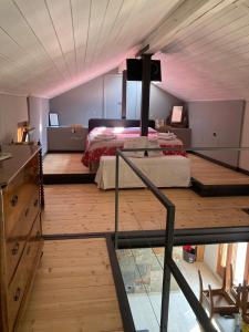 une grande chambre avec un lit et un sol en verre dans l'établissement Casaldo, à Gardone Riviera 17 autres photos