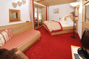 Μια τηλεόραση ή/και κέντρο ψυχαγωγίας στο Ruhige Wohnung In Sankt Gallenkirch Mit Garten