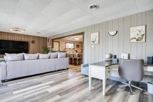 Billede fra billedgalleriet på 9 Mi to Shore Home with Hot Tub in Howards Grove! i Howards Grove