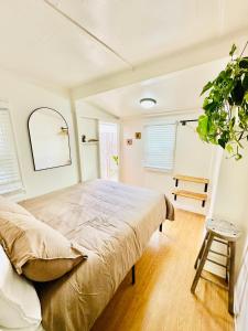 a bedroom with a bed and a potted plant at Casa Luna in San Diego