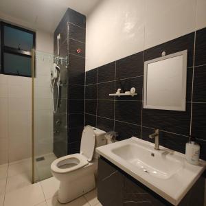 Ένα μπάνιο στο Platino Apartment by Comfort Places Management +31 φωτογραφίες