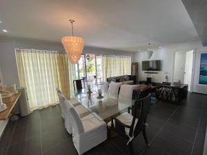 Η κουζίνα ή μικρή κουζίνα στο Spacious Oceanfront XII-201